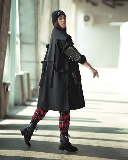 Mujer Vestida Con Abrigo Negro