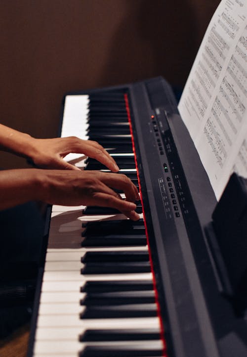 Persoon Die Een Elektrisch Orgel Spelen