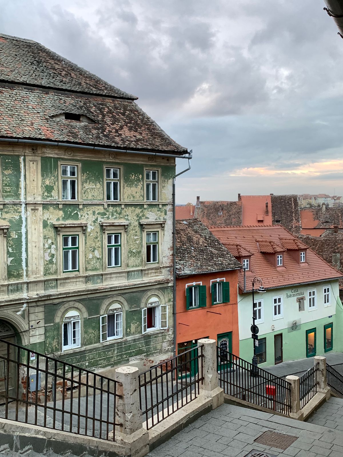Panoramă cu clădirile colorate din centrul Sibiului sub un cer înnorat