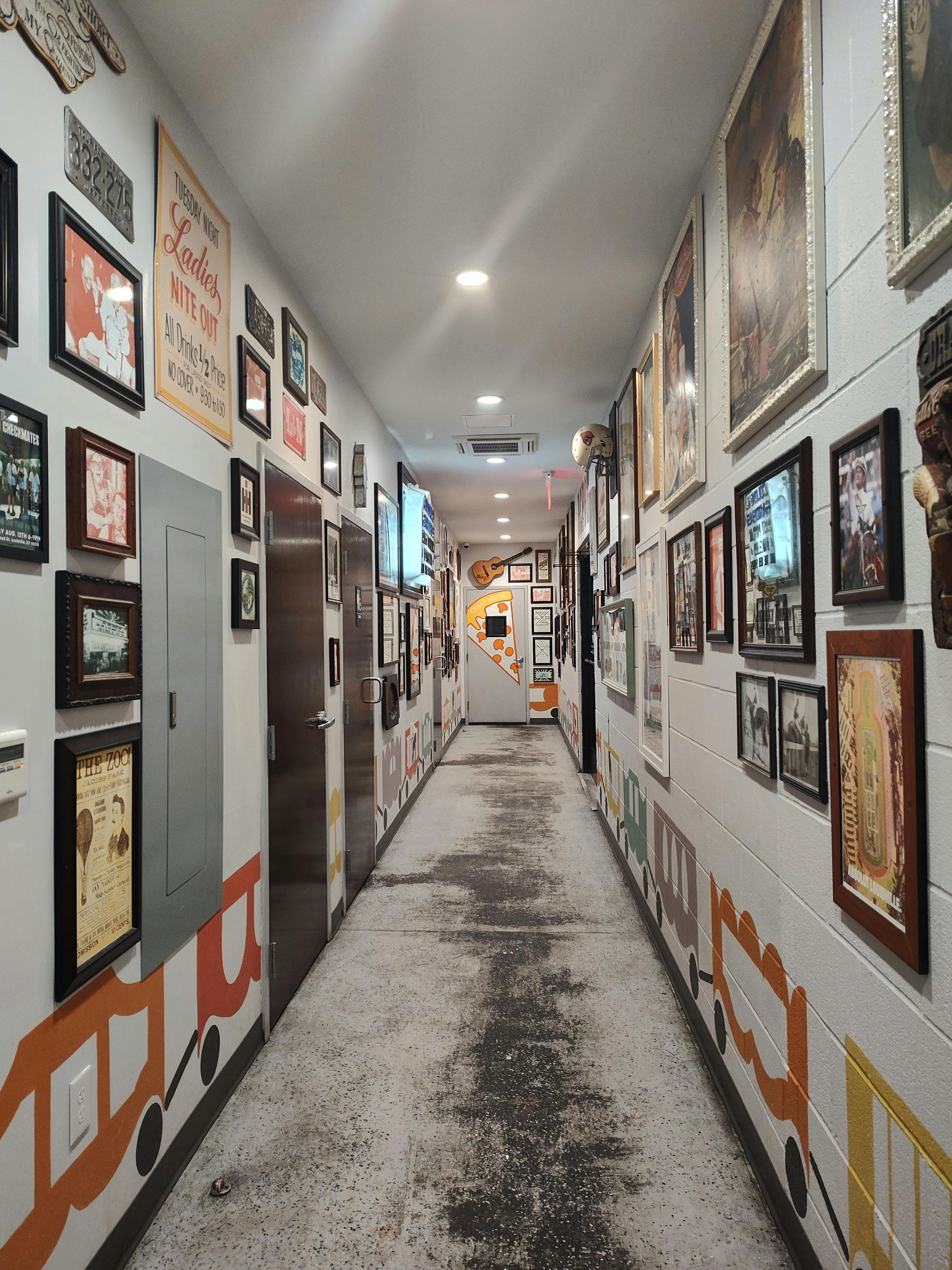 무료 액자로 장식된 예술 작품과 장식 요소로 밝게 빛나는 복도는 독특한 시각적 경험을 제공합니다. 스톡 사진