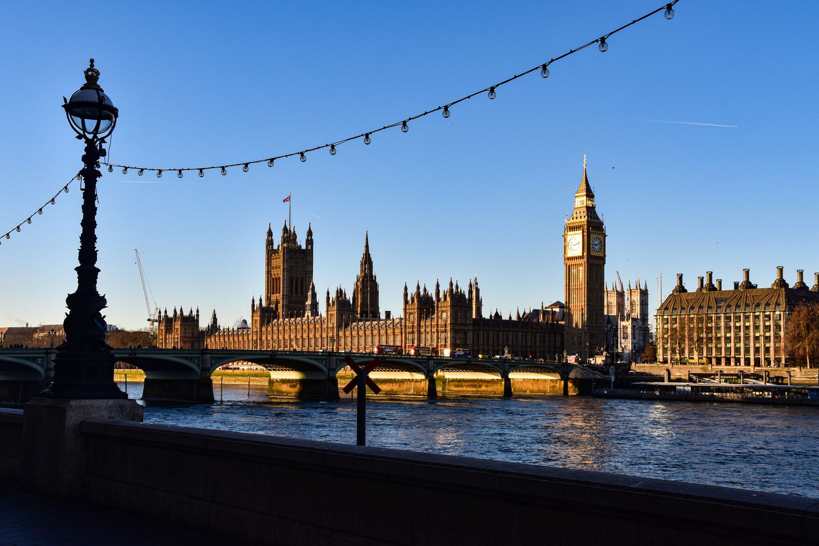 This riverside path offers unobstructed views of several landmarks without needing to pay for a boat ride.
