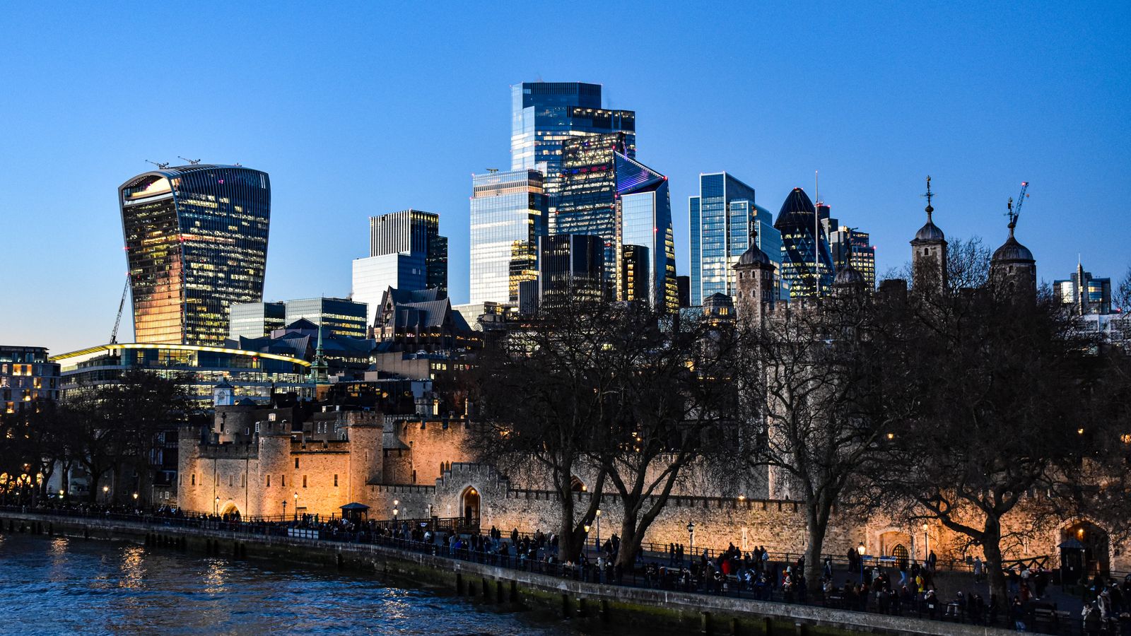 Skyline London dan Tower of London untuk long-term visitor visa UK