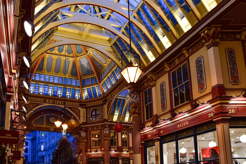 Bolțile pictate în verde și bordo ale pieței victoriene Leadenhall din Londra