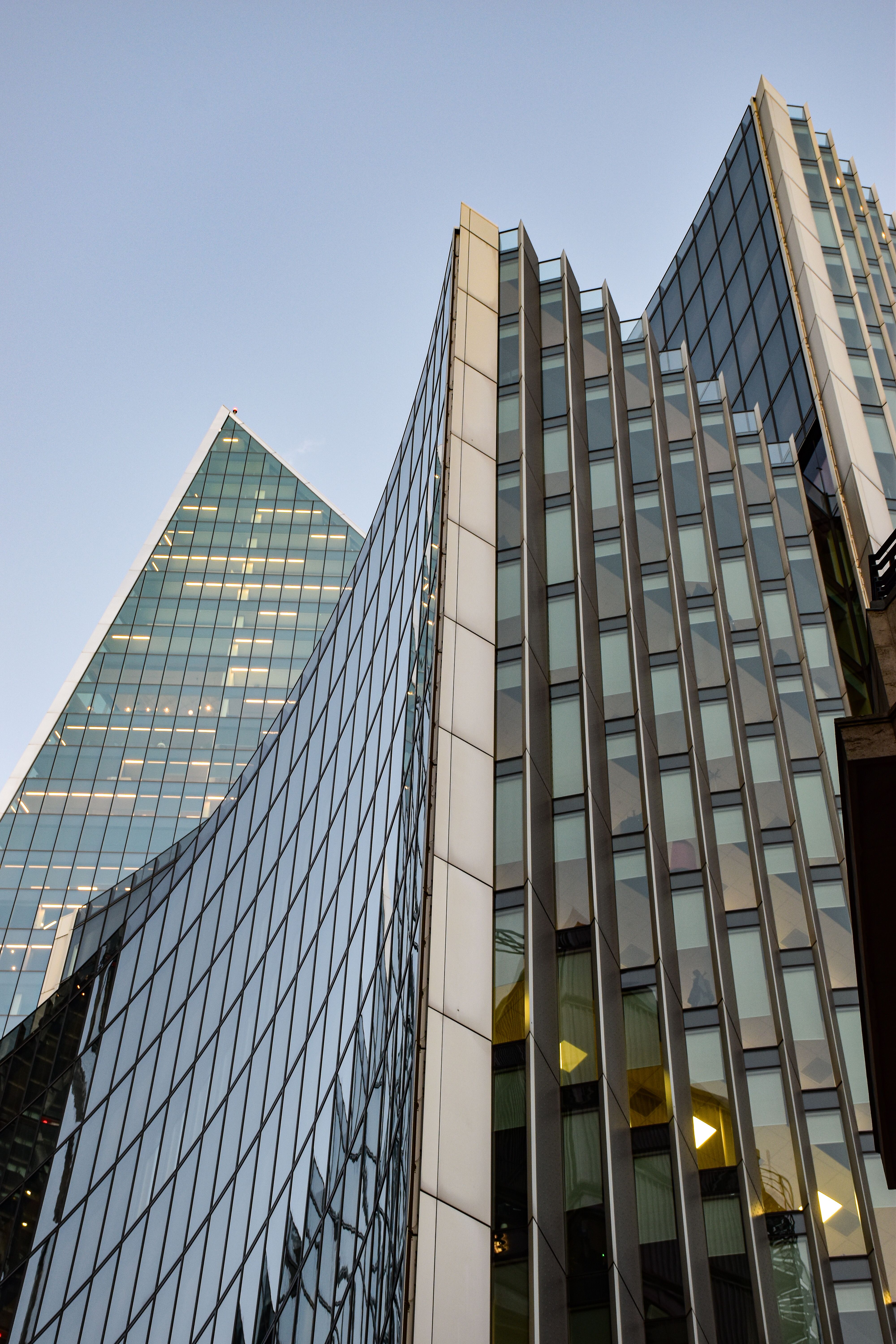 Gedung modern London untuk proses visa UK