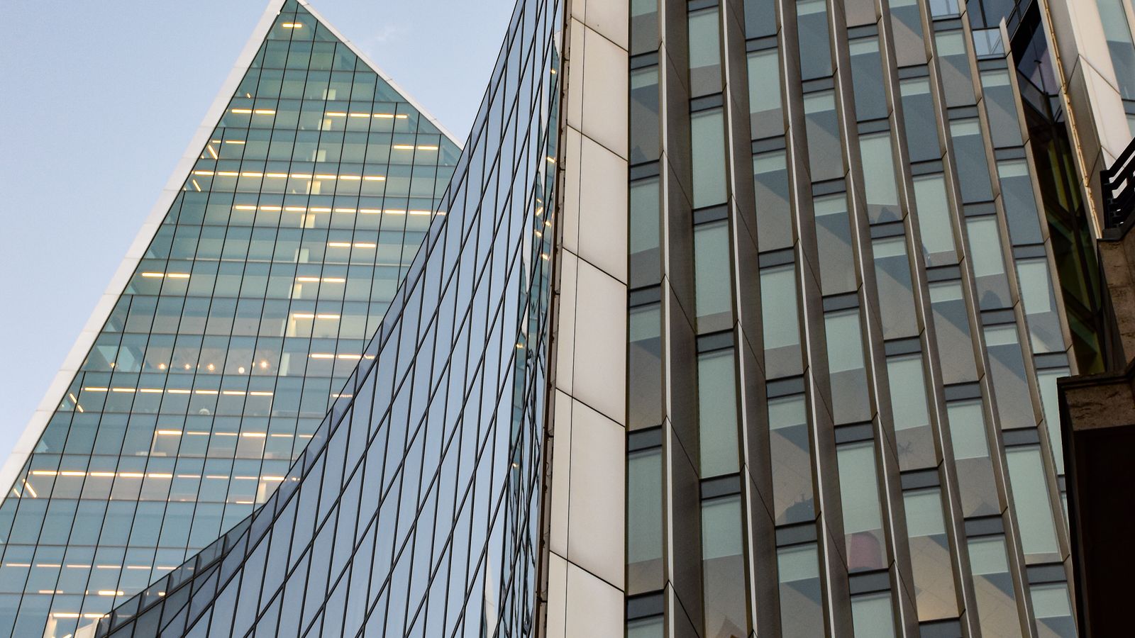 Gedung modern London untuk proses visa UK