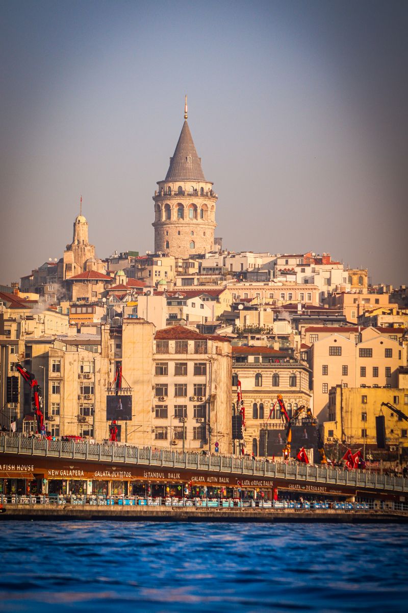 Galata Kulesi ve İstanbul silueti / Galata Tower and Istanbul skyline