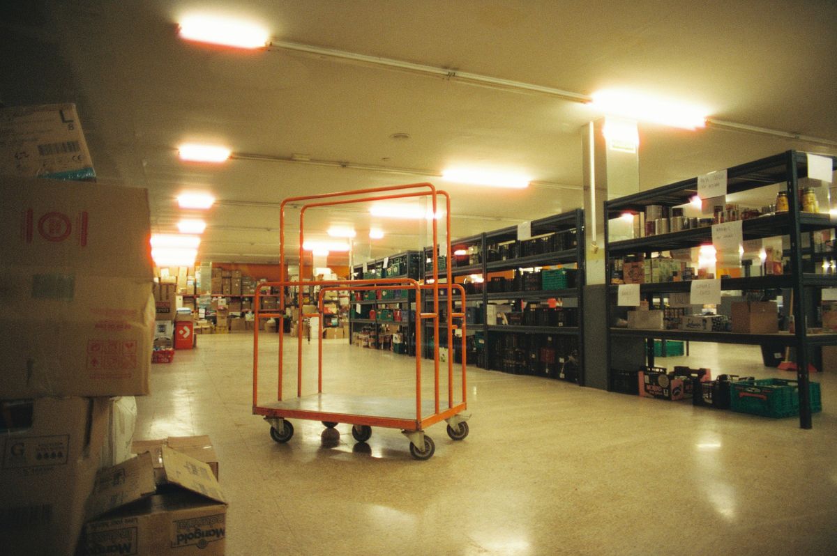 Interior de almacén logístico con racks de almacenamiento