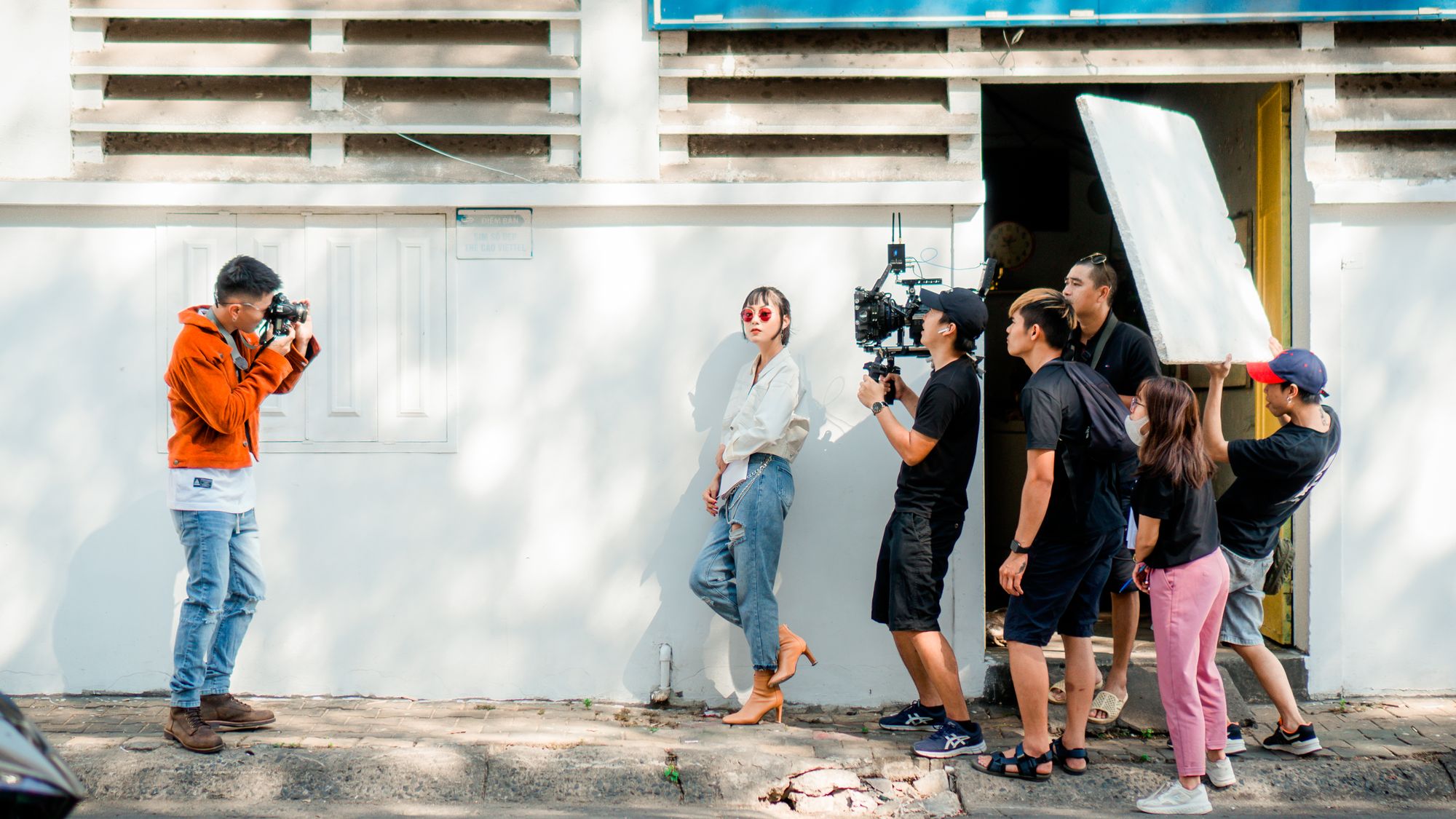 Équipe de tournage en extérieur avec caméra et matériel professionnel