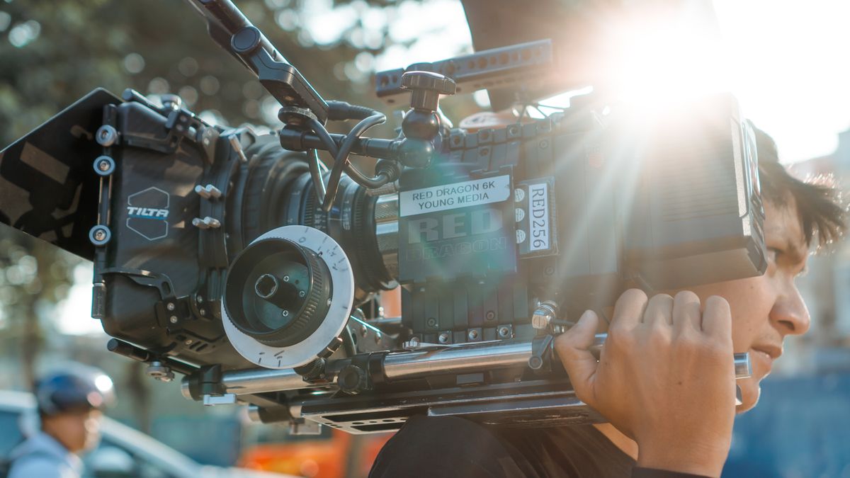 Ekipa filmowa kręcąca scenę w plenerze w ciepłym, kierunkowym świetle