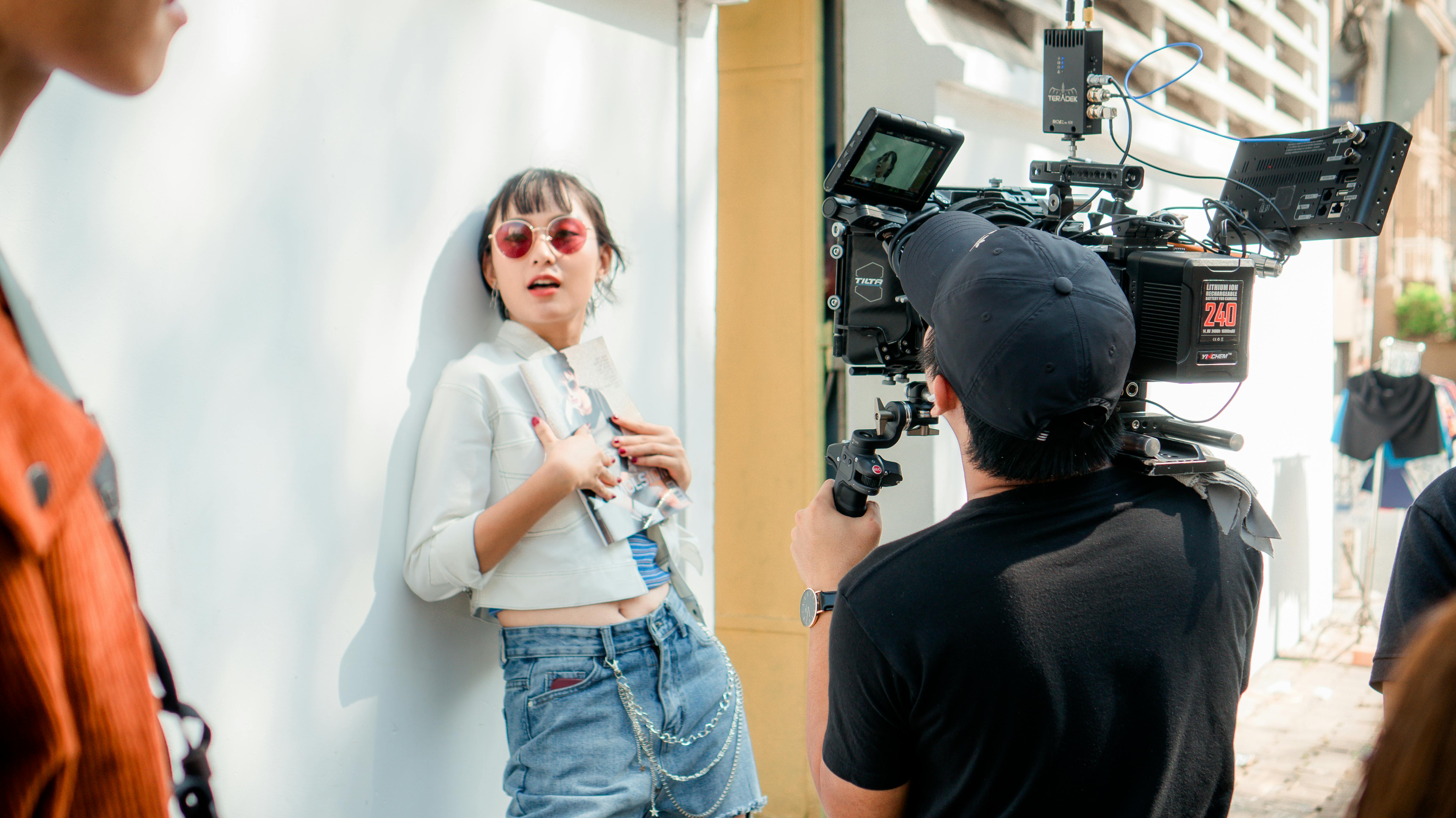 时装模特在户外与摄制组一起进行专业拍摄时摆姿势