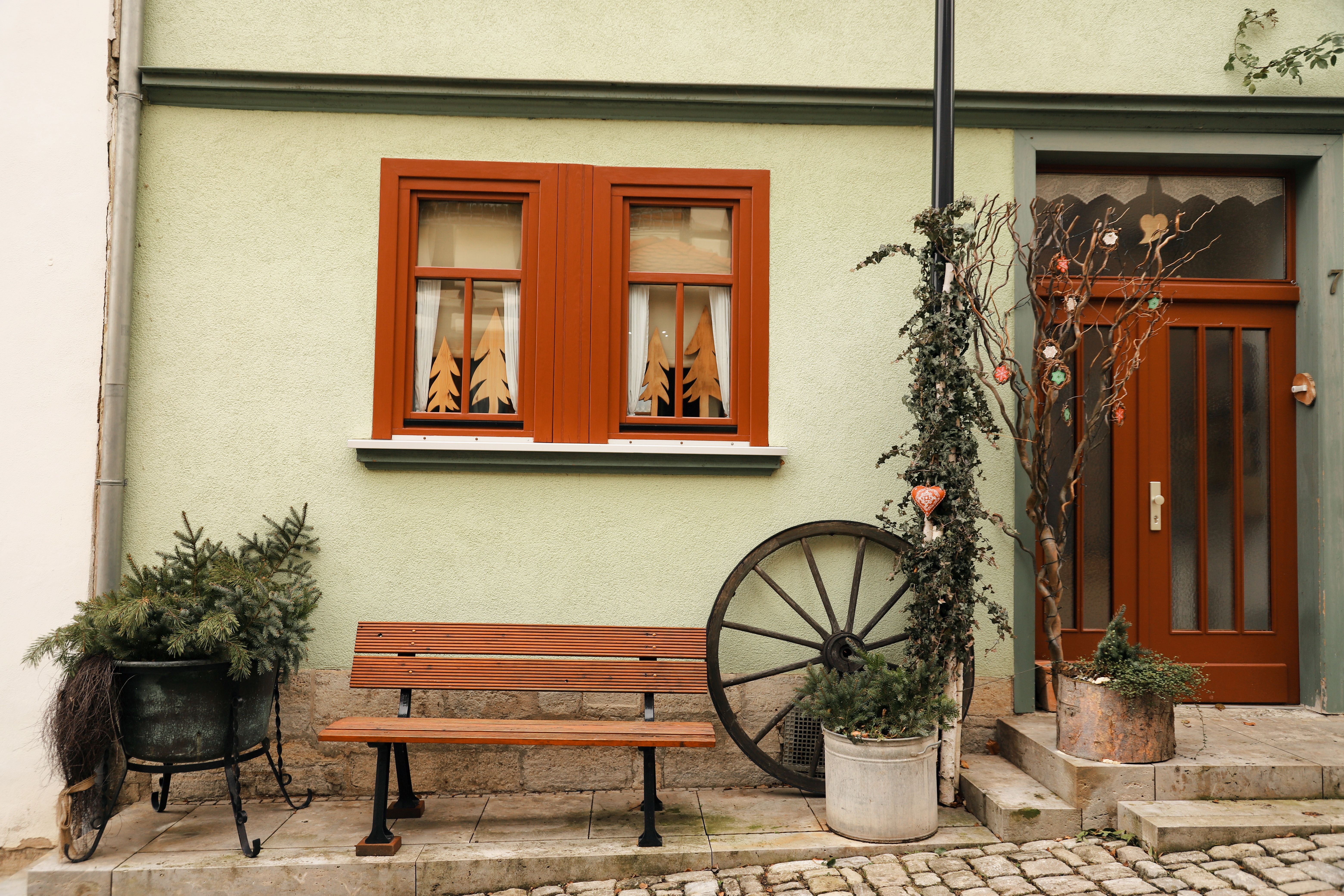 DIY-Fensterdekoration zu Weihnachten: Sterne, Schneeflocken + mehr — Hero-Aufnahme