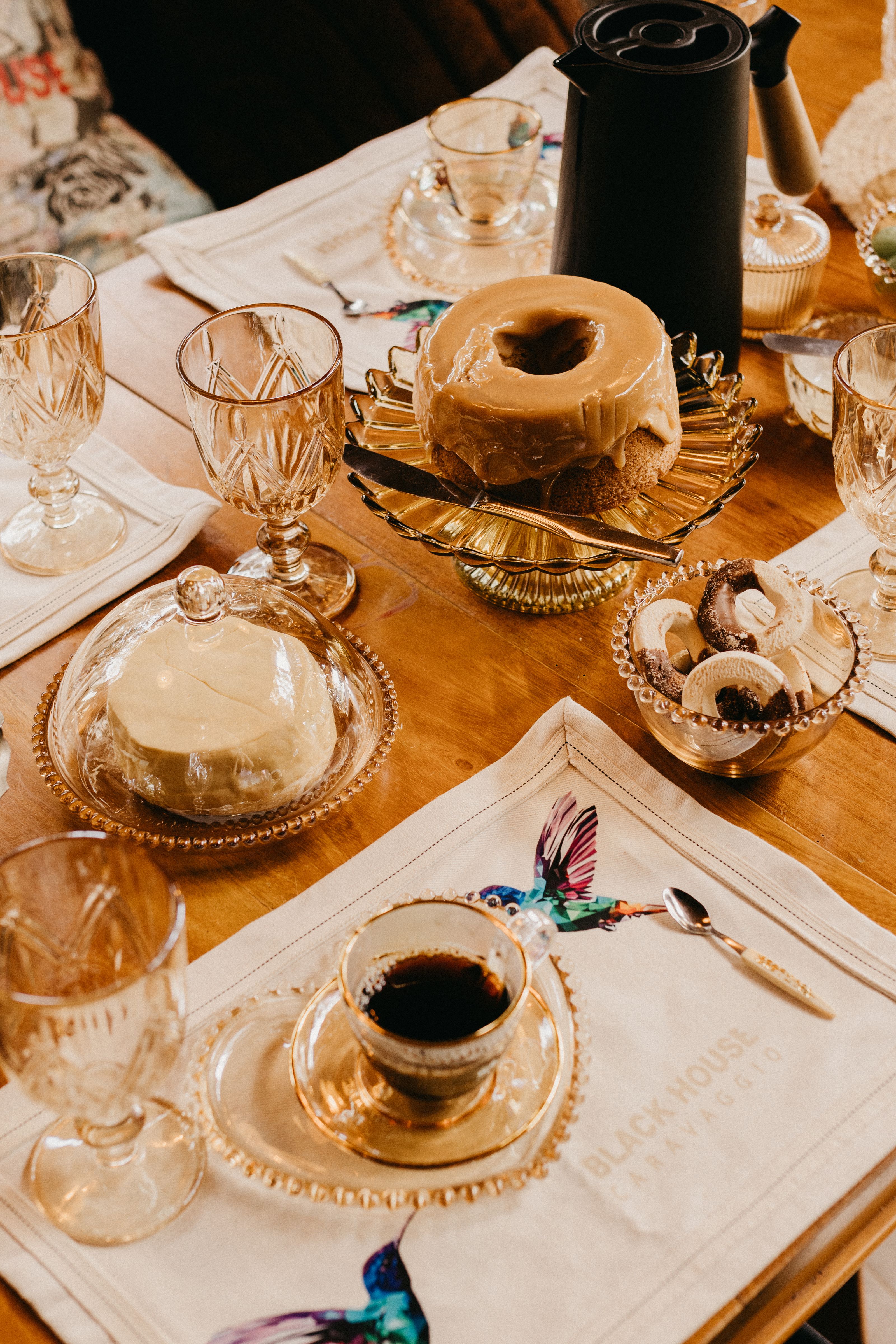 Uma mesa cheia de estilo com sobremesas brasileiras e café no Espírito Santo.