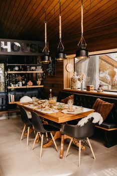 Rustic dining space with modern decor in a Brazilian wood cabin.