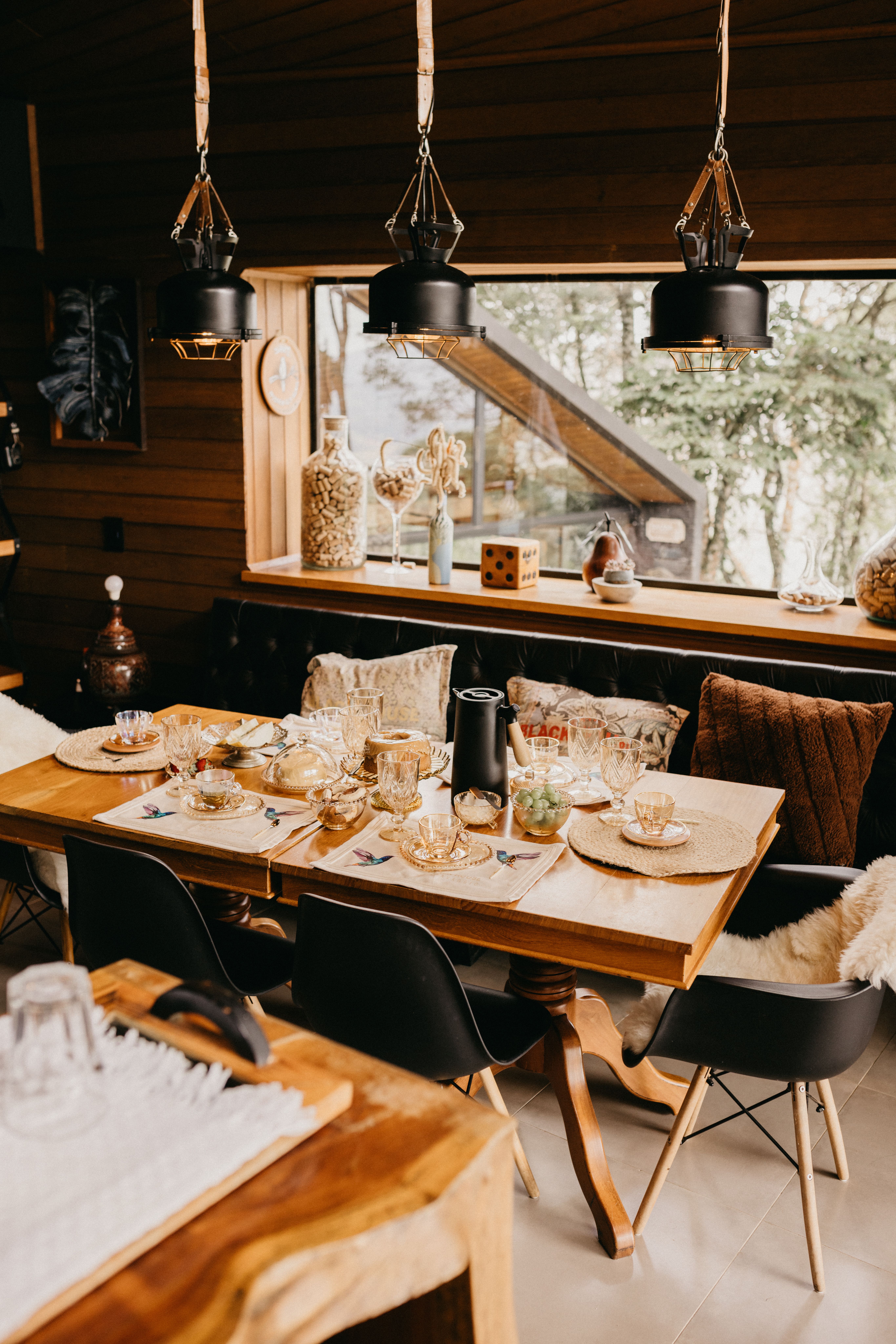Warmer und einladender Essbereich mit rustikalem Holztisch für ein Essen in gemütlicher Atmosphäre.