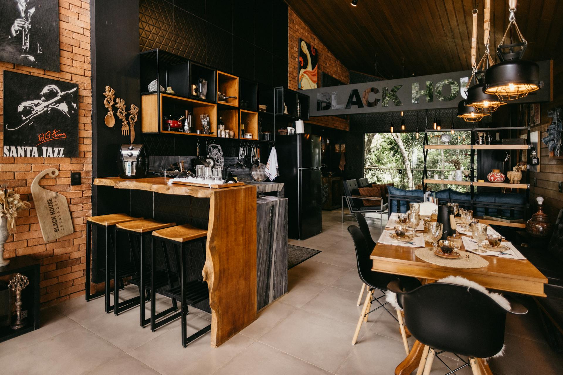 Stylish dining and bar area with rustic decor in Espírito Santo, Brazil.