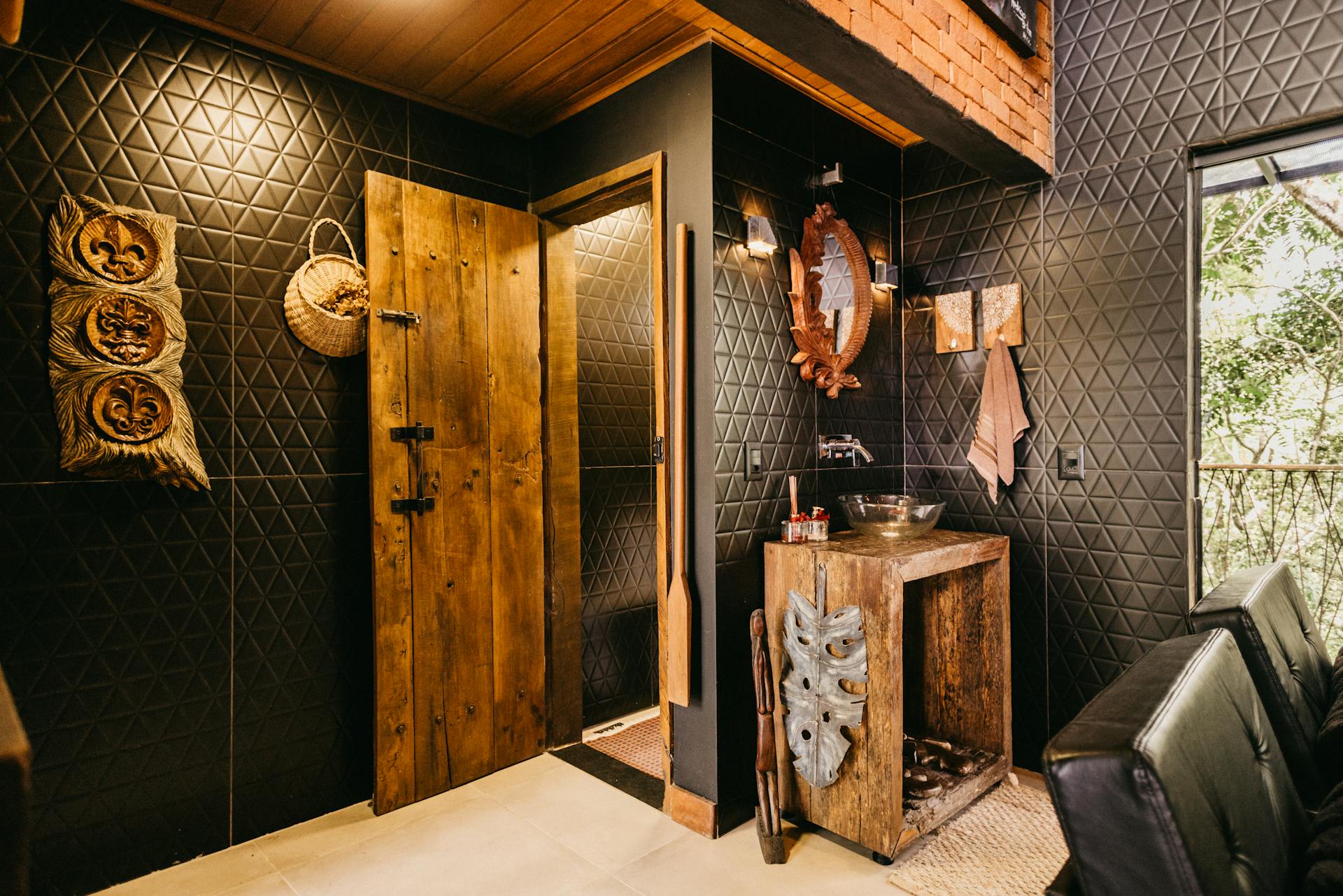 Cozy rustic bathroom interior with wooden elements and tribal art in Espírito Santo.