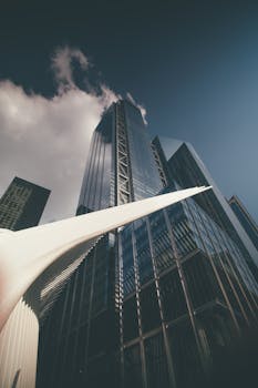 纽约市一座现代摩天大楼的低角度视图，天空云层引人注目