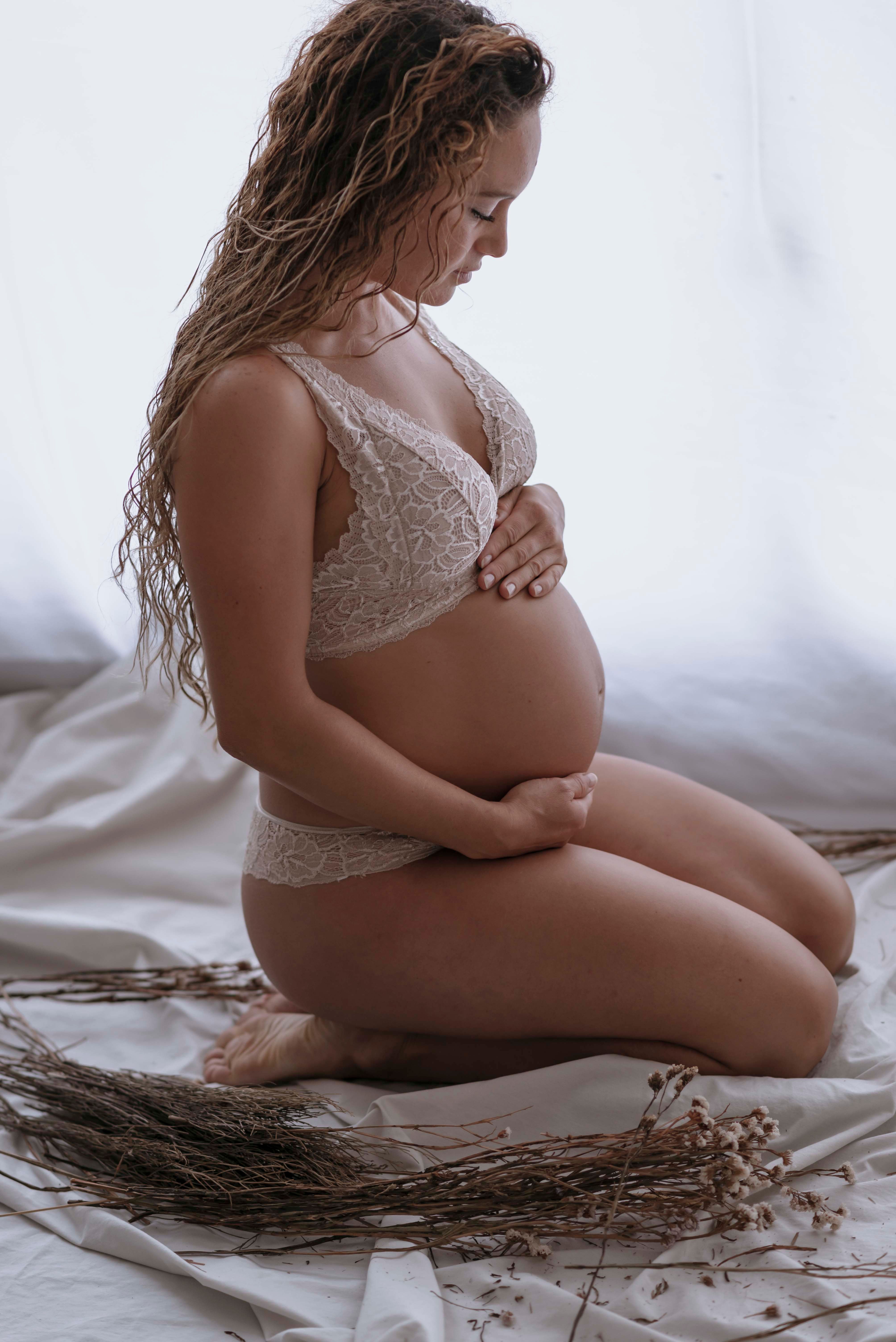 Femme Enceinte En Lingerie Avec Une Expression Calme  Photo gratuite