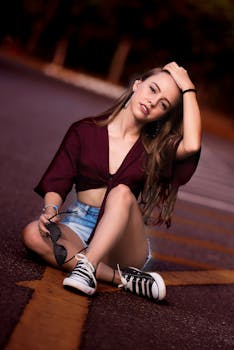 一位时尚女士穿着牛仔短裤，在巴西的道路上拍摄休闲时尚照片