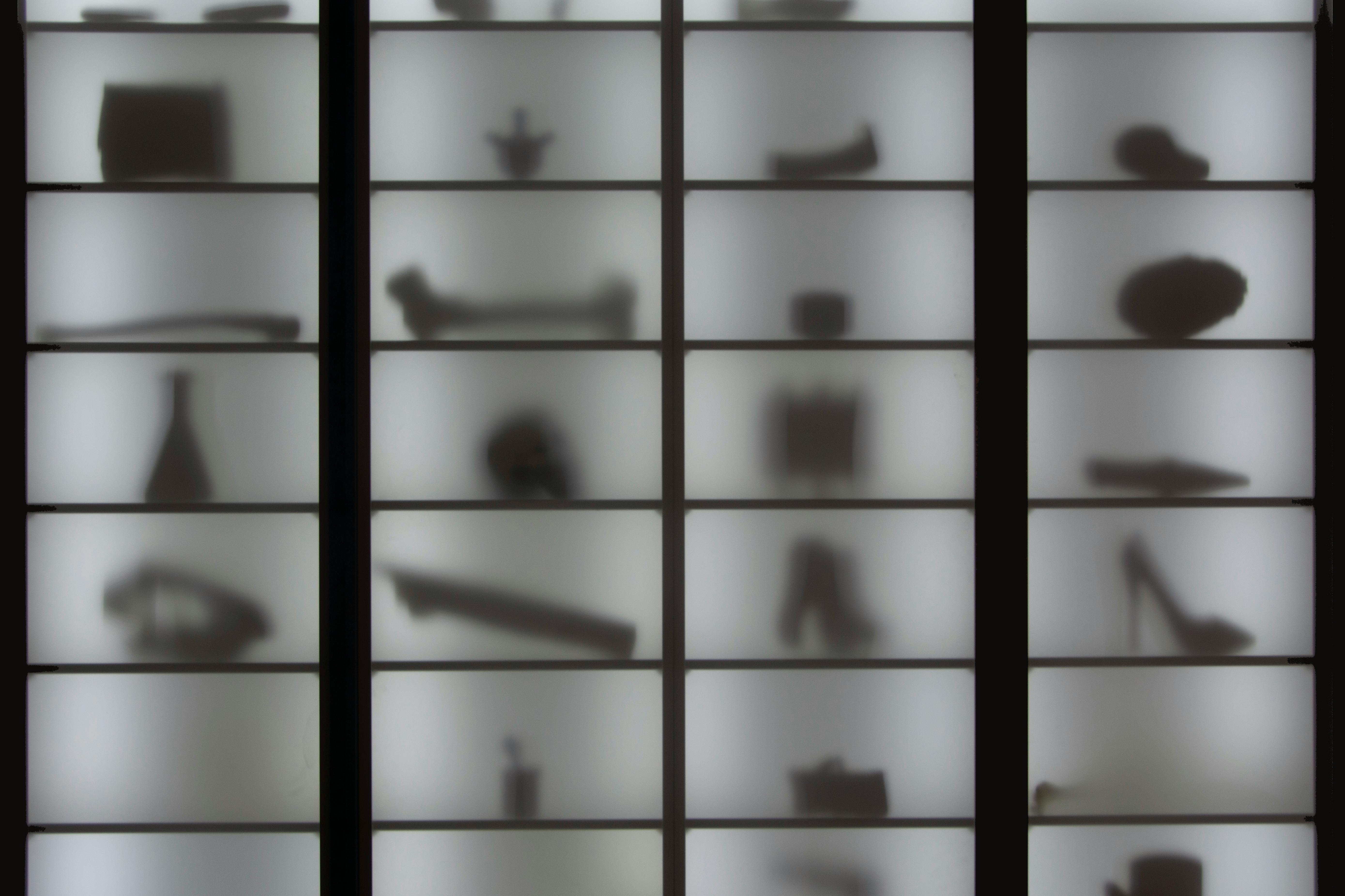 Detal prowadnicy drzwi przesuwnych w ściance loftowej, czarne wykończenie