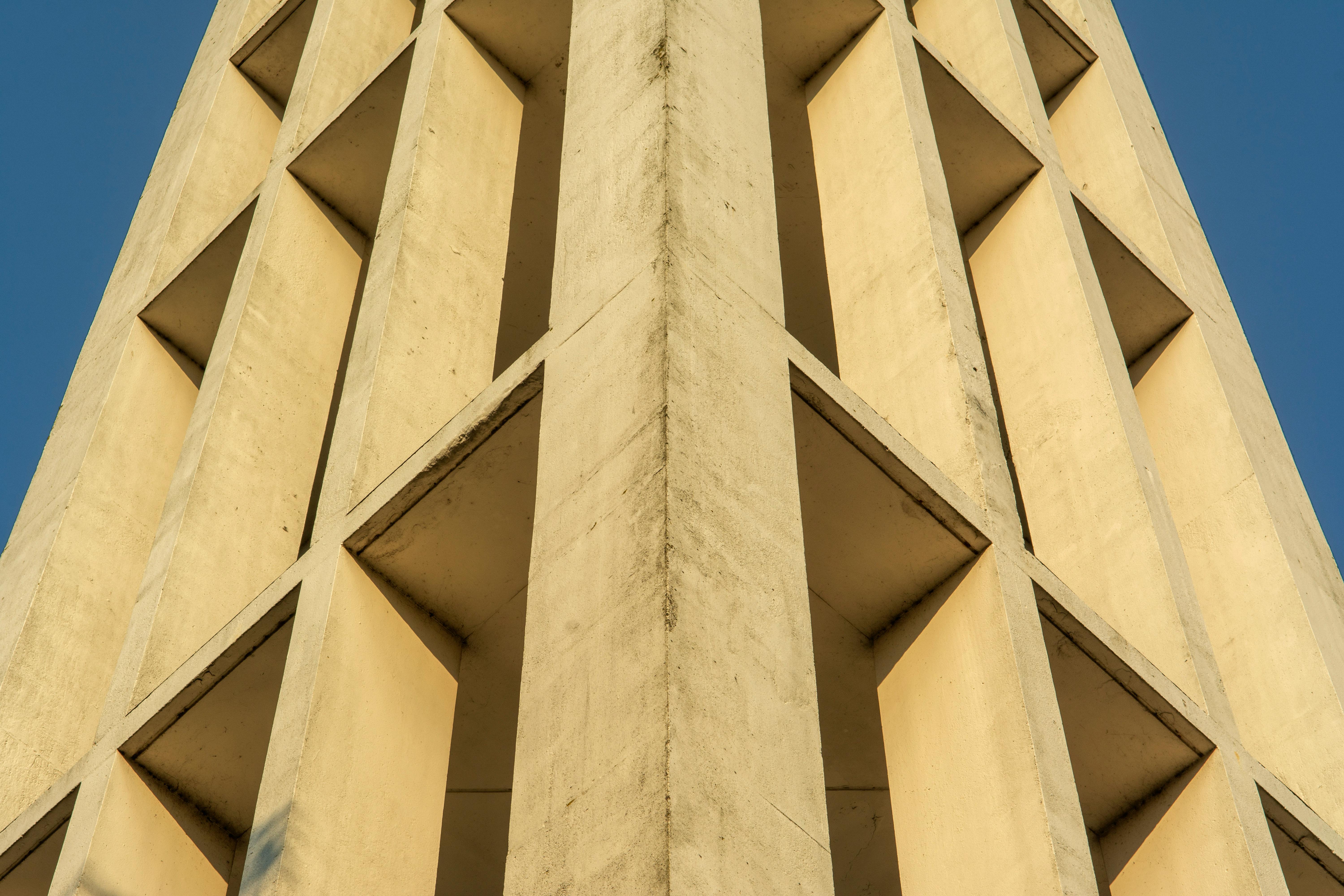 Gratis Nærbillede af en moderne betontårnfacade i Haag, der viser geometrisk design. Lagerfoto