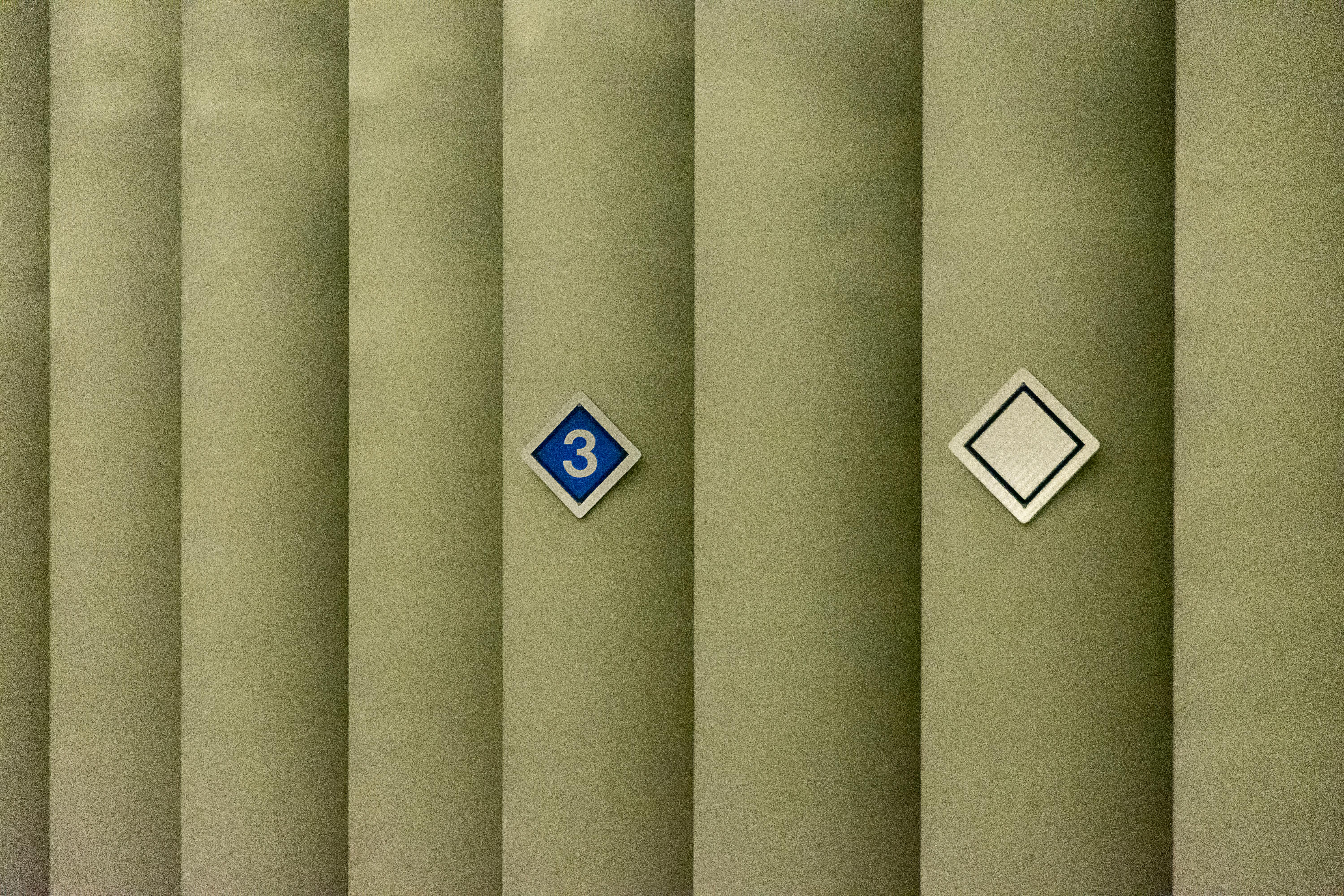 Kostnadsfria Abstrakt vy av en minimalistisk station med pelare och nummerskyltar. Stock foto