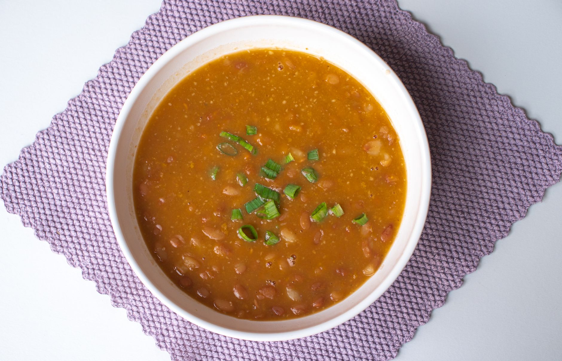 Caldo de Feijão Cremoso com Bacon Crocante e Alho Dourado