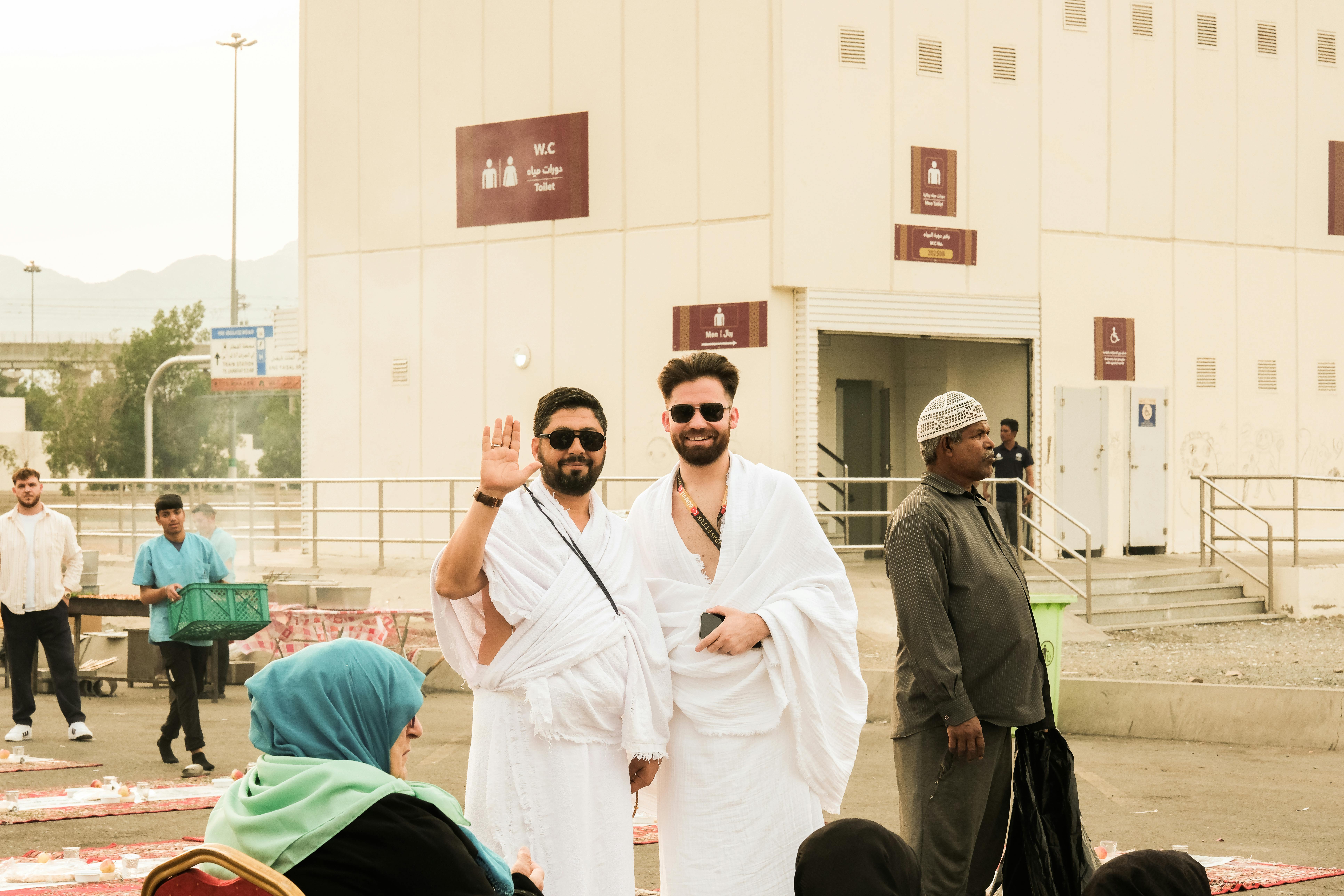 Free A candid photo of pilgrims wearing Ihram garments in Mecca, Saudi Arabia, during daylight. Stock Photo