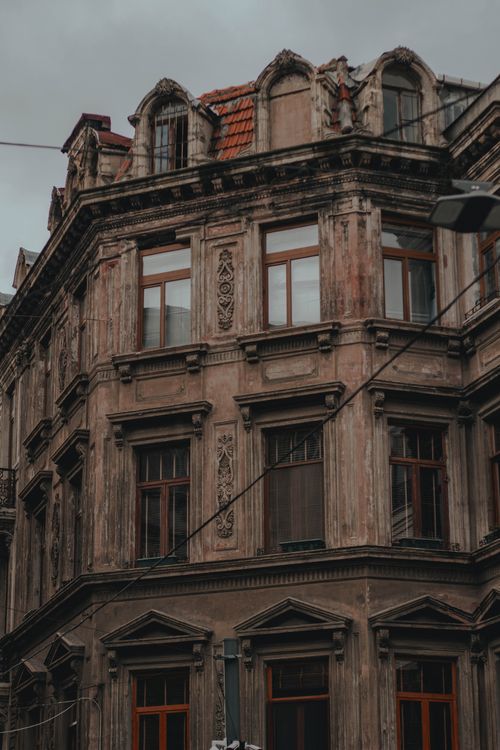 Free A historic building facade with detailed architecture in İstanbul, capturing its timeless charm. Stock Photo