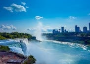 尼亚加拉大瀑布的景色令人惊叹，蔚蓝天空下薄雾缭绕，城市景观尽收眼底