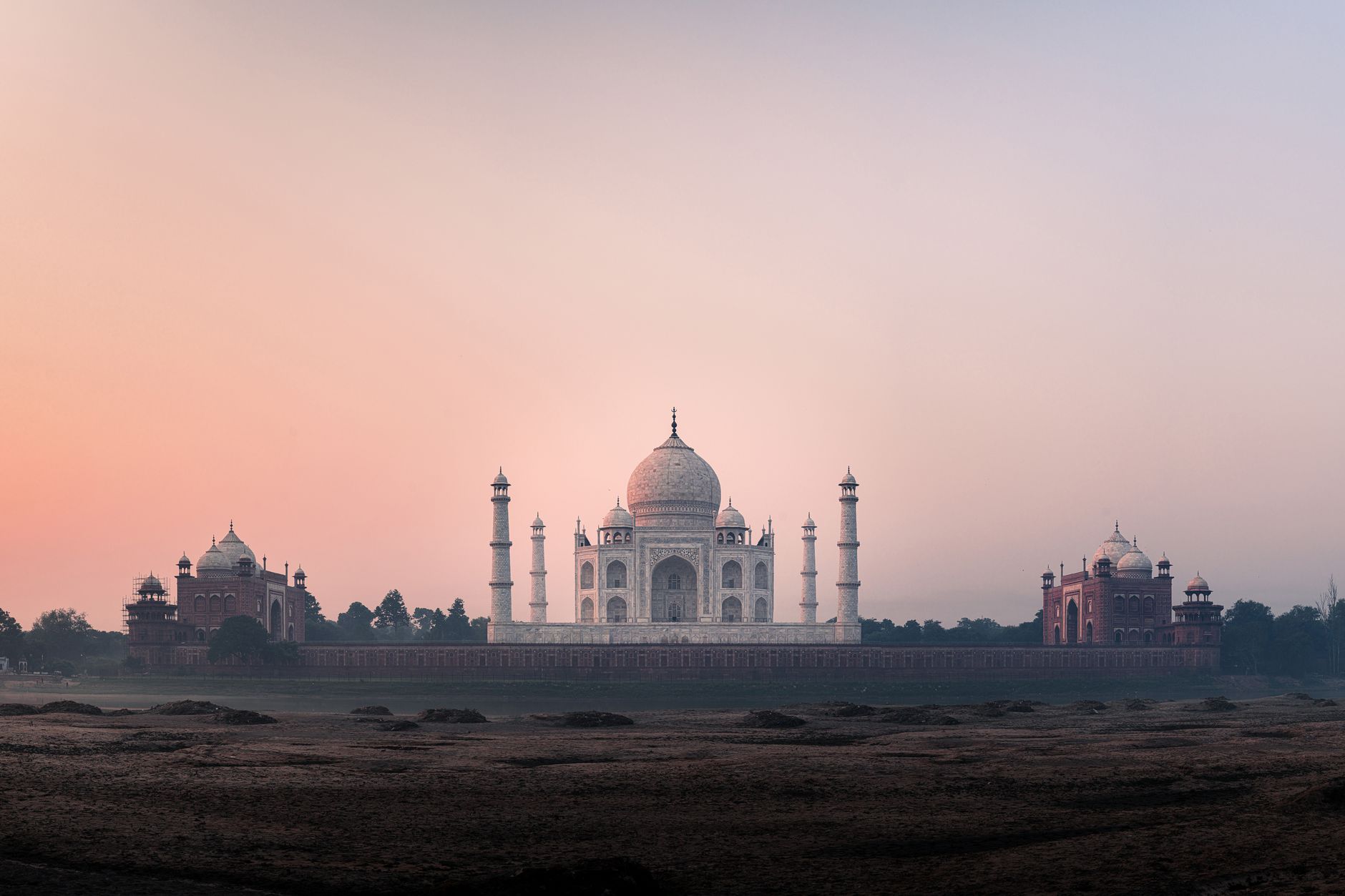 Stunning sunrise view of the Taj Mahal in Agra, India, capturing its iconic beauty. — free online jigsaw puzzle on JigsawPuzzlesFreeOnline.org