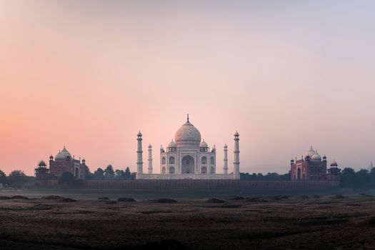 Stunning sunrise view of the Taj Mahal in Agra, India, capturing its iconic beauty., free online jigsaw puzzle on JigsawPuzzlesFreeOnline.org