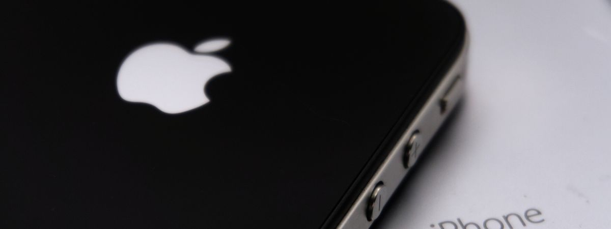 Dos móviles con el logotipo de Apple