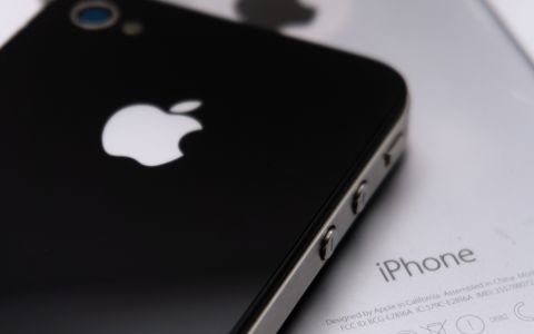 Dos móviles con el logotipo de Apple