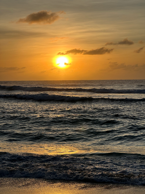 Free Stunning sunset over ocean waves in the Philippines, capturing nature's calm beauty. Stock Photo
