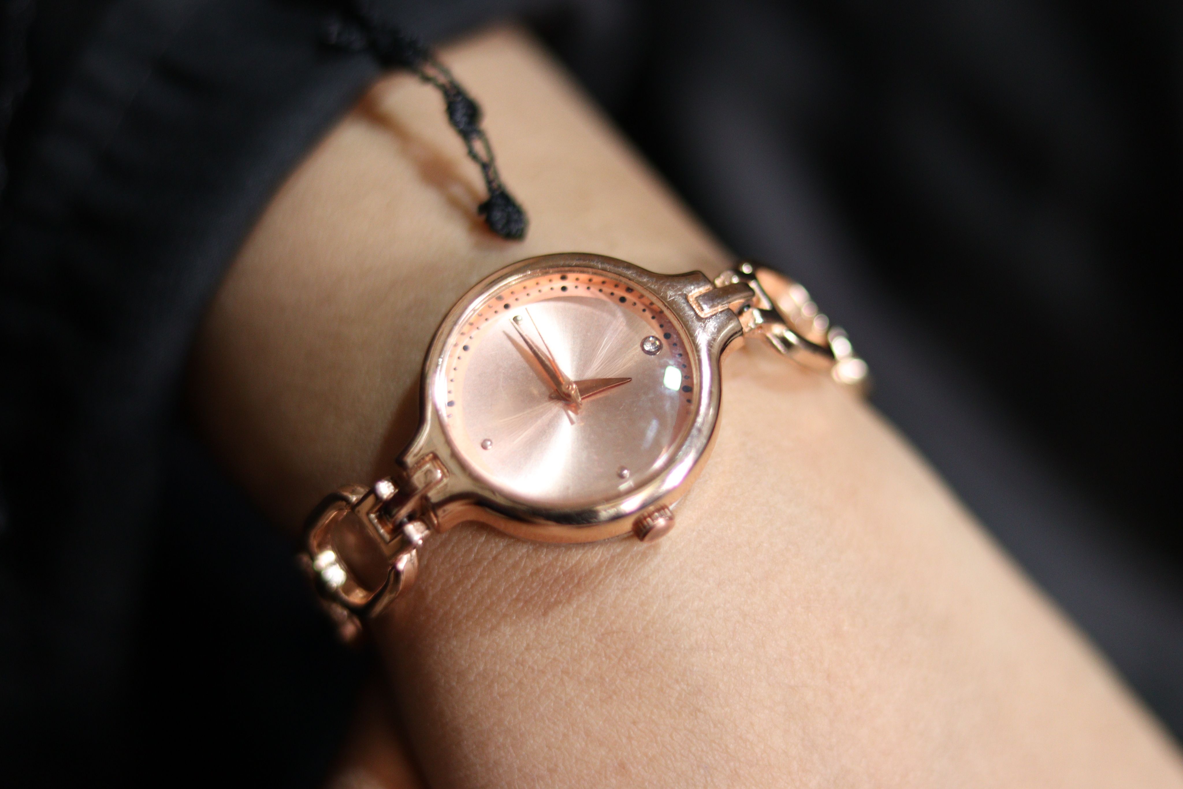 Montre femme tendance 2026 en or rose au poignet, style élégant et minimaliste