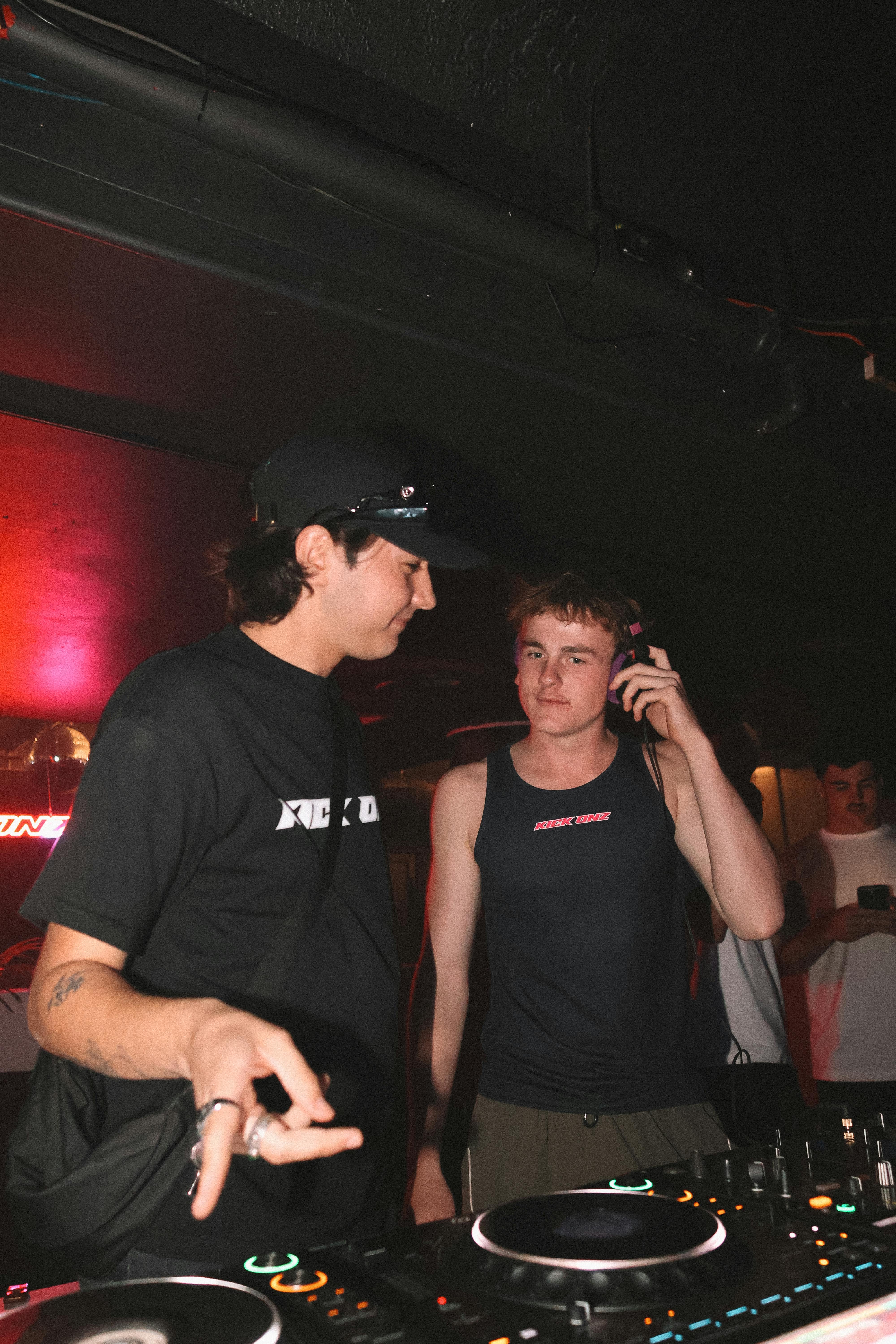 Gratis Vivace scena EDM nei club con DJ che mixano i brani sotto luci colorate. Foto a disposizione