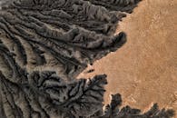 无人机捕捉到了沙漠中贫瘠、受侵蚀的地质构造，其纹理极具戏剧性