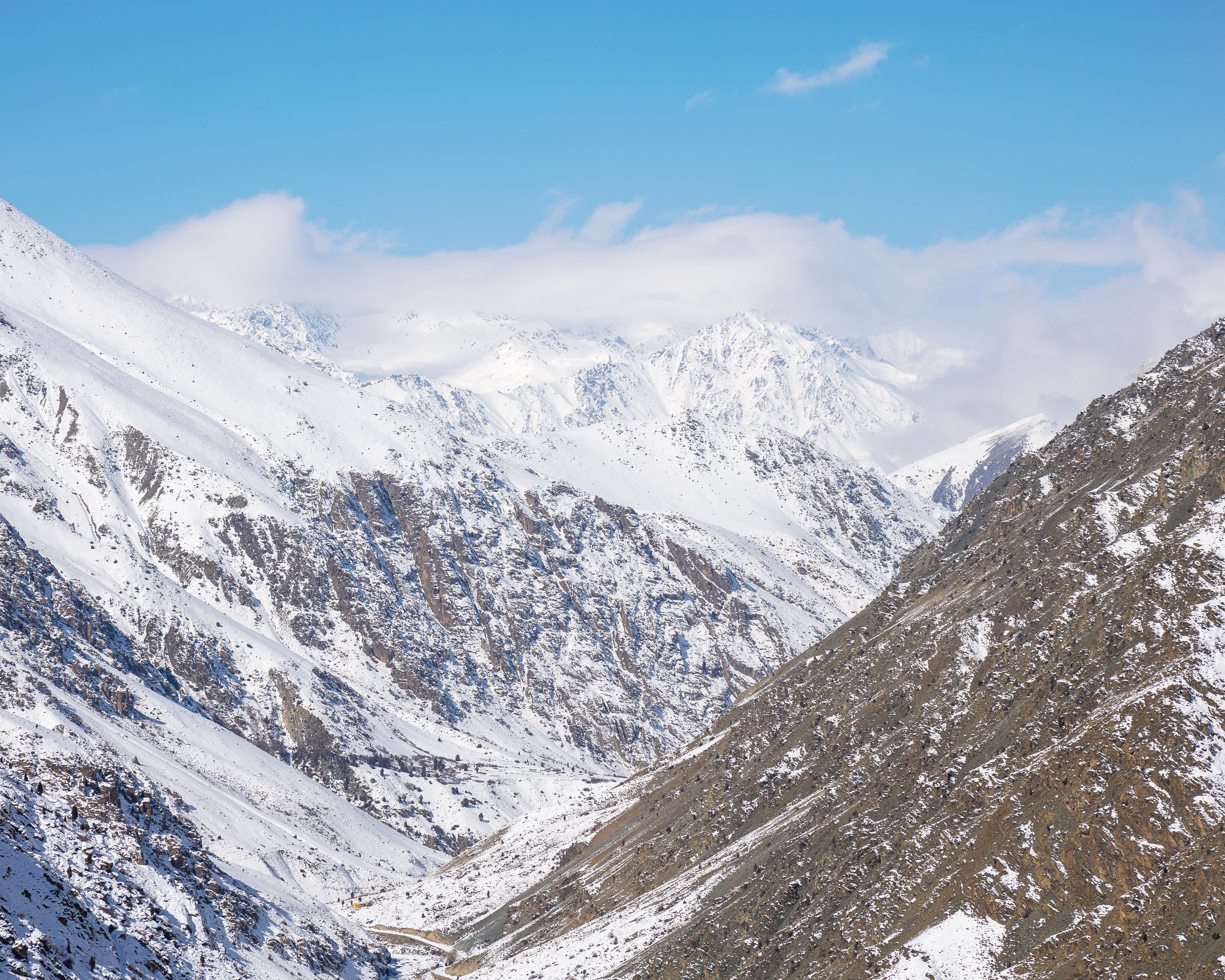 Majestätische Berglandschaft mit schneebedeckten Gipfeln