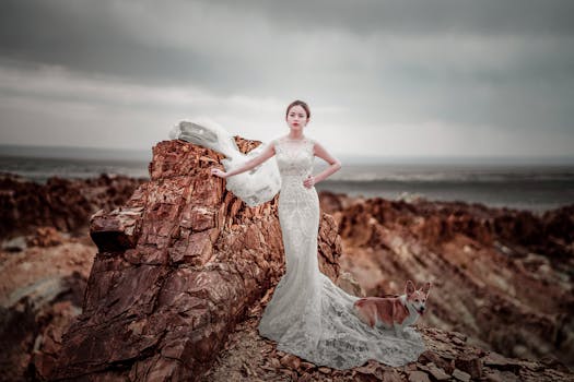 一名女子身穿优雅的白色连衣裙，与一只狗在引人注目的岩石景观前合影