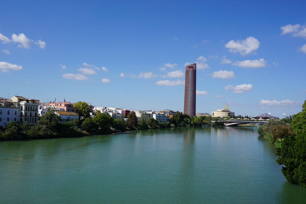 Unde te cazezi în Sevilla - skyline cu Torre Sevilla lângă râu
