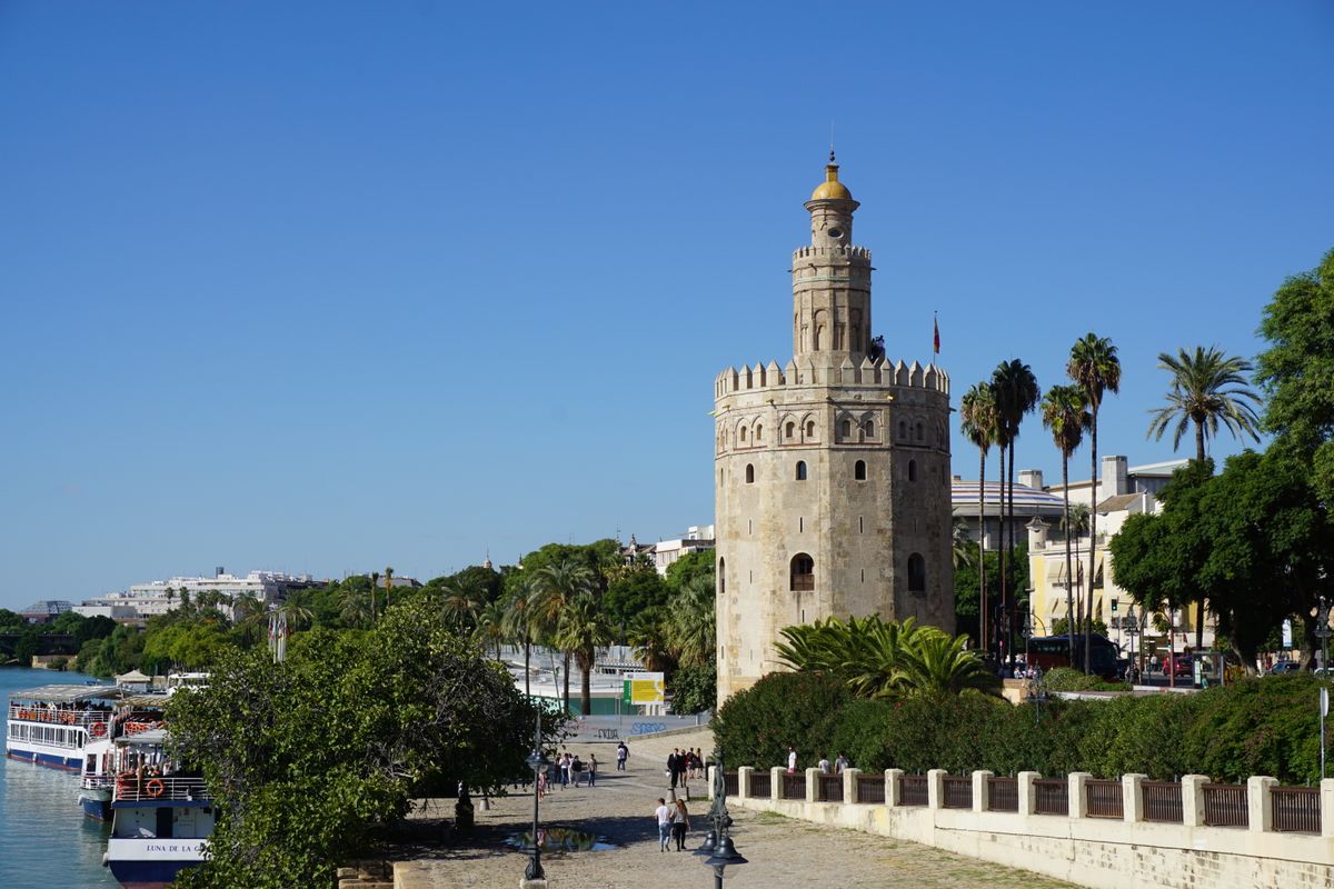 Torre del Oro pe malul Guadalquivirului din Sevilla, într-o zi însorită