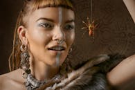 时装模特特写，带有部落印记和蜘蛛装饰