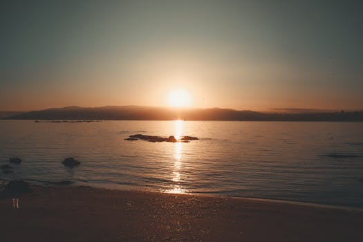 宁静的海滩、平静的海水与安详的日出，是宁静和放松主题的理想选择