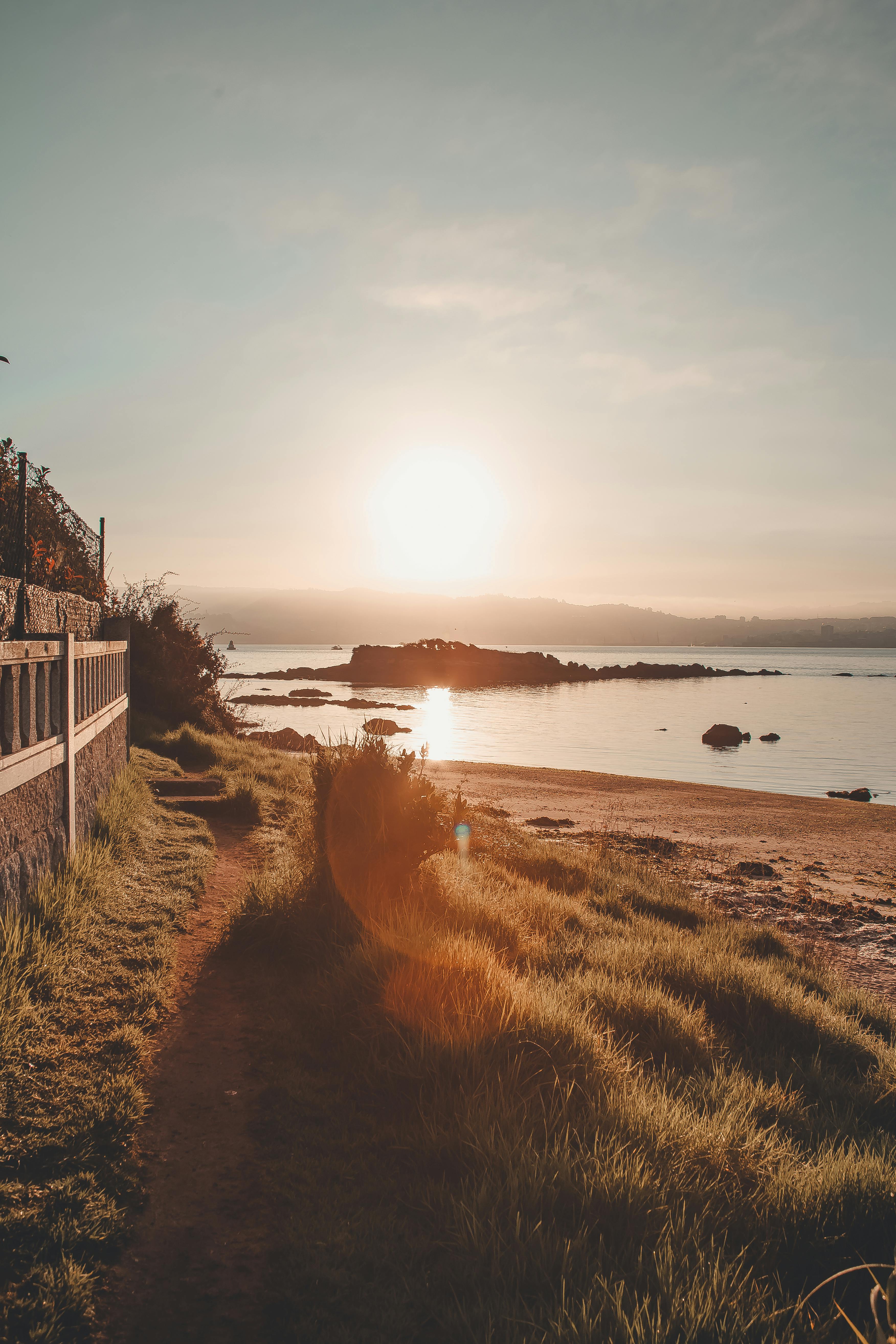在宁静的海滩与平静的海水中，体验日出时分的静谧之美，捕捉大自然令人惊叹的景致