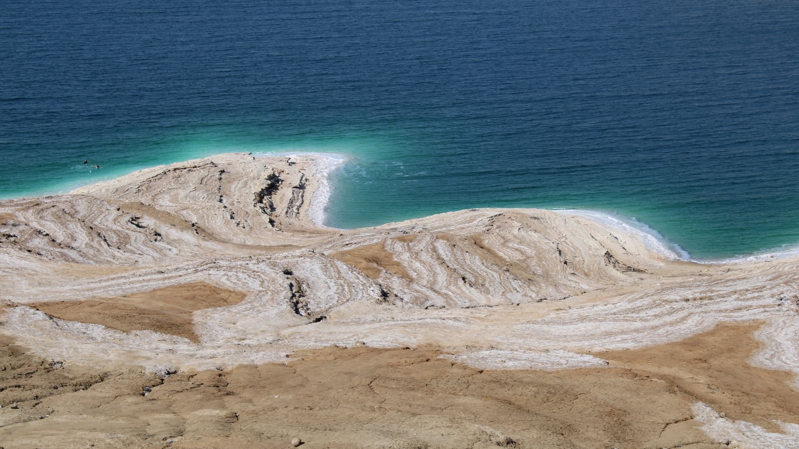 Vista aérea de las formaciones de sal y las aguas turquesas del Mar Muerto en Jordania