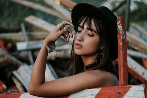 Mujer Con Sombrero Mirando Hacia Abajo