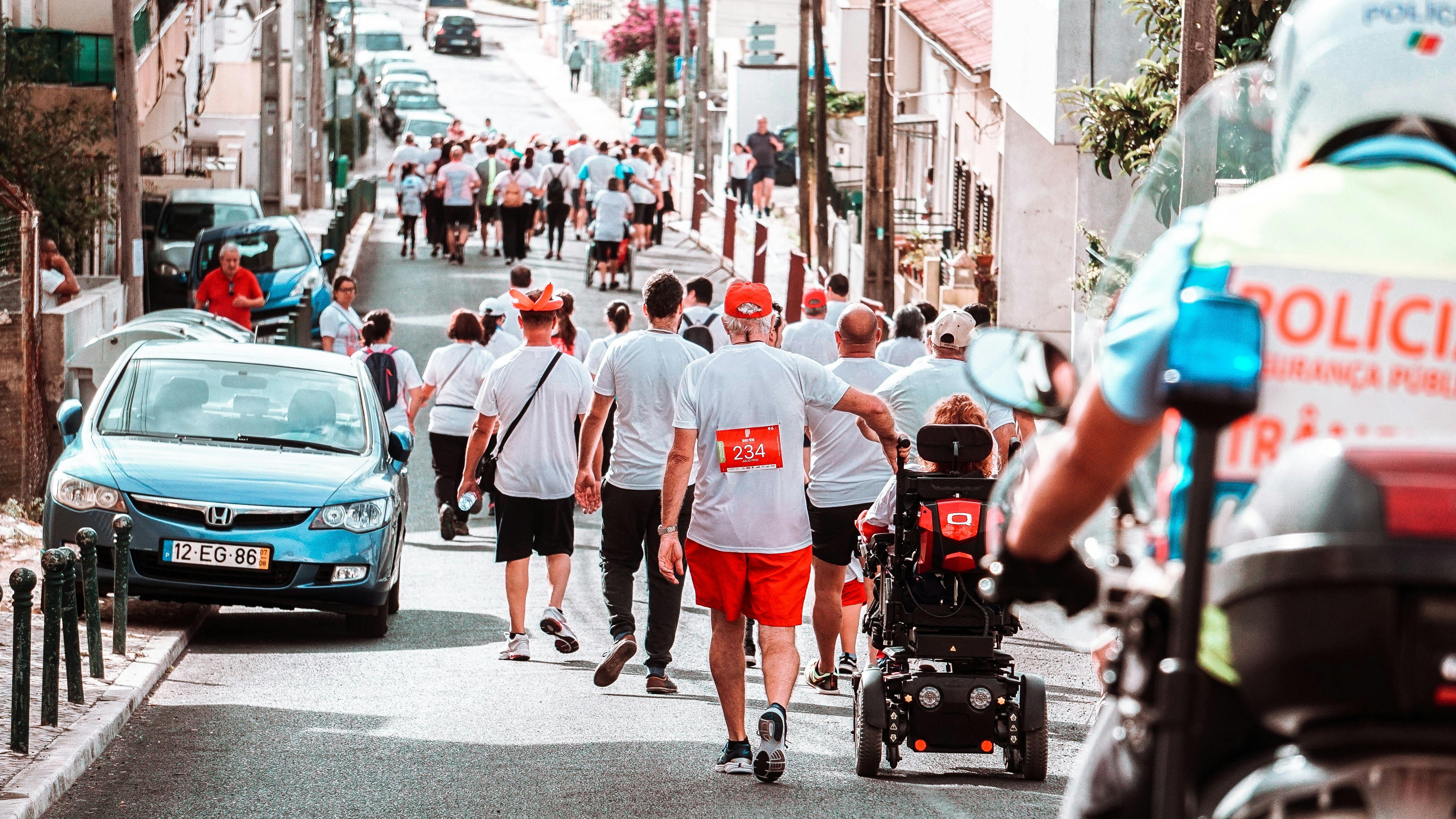 在一个阳光明媚的日子里，一群不同背景的人参加了城市徒步活动