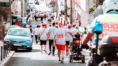 在一个阳光明媚的日子里，一群不同背景的人参加了城市徒步活动