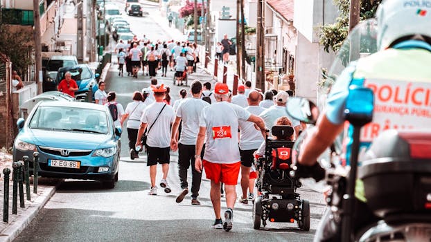 在一个阳光明媚的日子里，一群不同背景的人参加了城市徒步活动